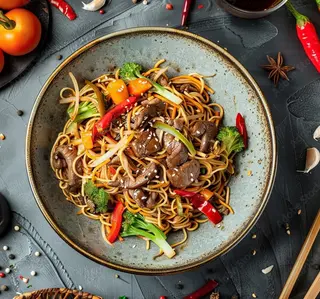 Noodles cu muschi de vită si mix de legume