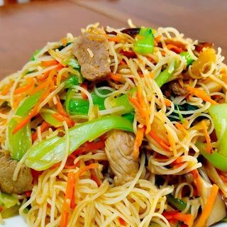 Fideos Fritos Con Ternera 牛肉炒粉干