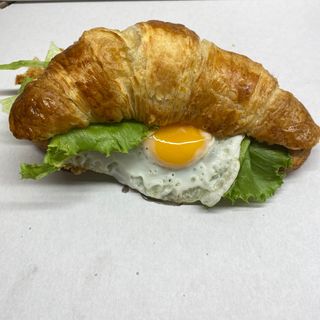 Croissant z jajkiem i ogórkiem 