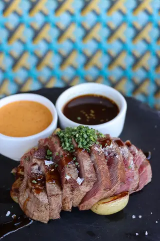 Tataki de solomillo al carbon con papas y dos salsas