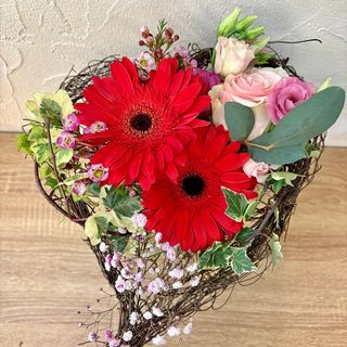 Bouquet corazón de ramas con flores variadas
