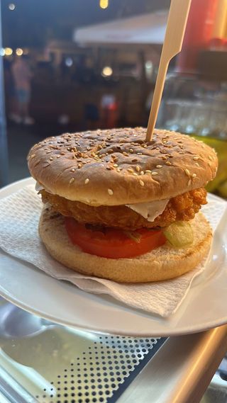 HAMBURGUESA DE POLLO  ; Queso ,Tomate ,Lechuga y patatas regalo