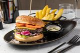 Burger de vită cu cartofi prăjiți 