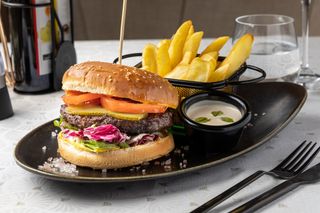 Burger de vită cu cartofi prăjiți 