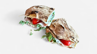 Sandwich cu prosciutto și capresse