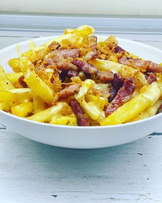 Batata frita com cheddar, bacon e cebola frita
