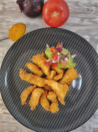 Tiras de pollo crunchy de curry con guacamole y pico de gallo