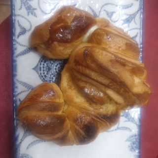 Croassant con mantequilla pavo y queso edam fundido 