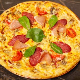 Піца з крафтовою коньячною салямі та сирокопченою шинкою