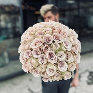 Bukiet z 50 róż. Dostępny z jednodniowym wyprzedzeniem.