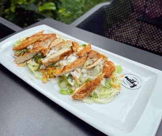 Pileća salata sa svježim povrćem i domaćim dressingom