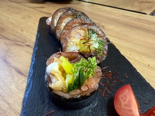 Sashimi. Łosoś surowy, krewetka w tempurze, majonez, świeże warzywa. 6 szt.