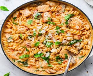 Chicken Tomato Pasta / Macarrao De Frango Com Tomate
