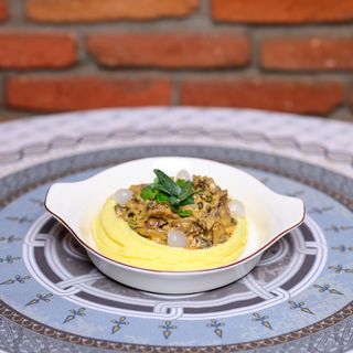 საქონლის ხორცი თავადურად კარტოფილის პიურეთი