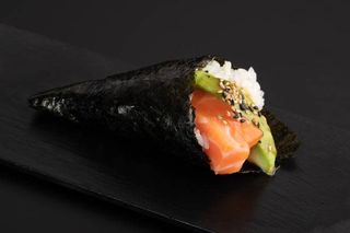 56. Temaki De Salmón Y Aguacate