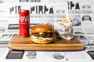 Pirpa premium burger, pomfrit, piće