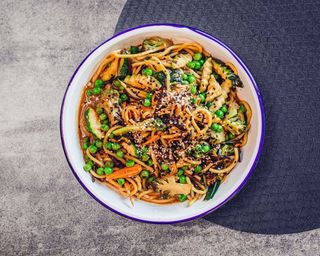 MAKARON PSZENNY z woka z warzywami