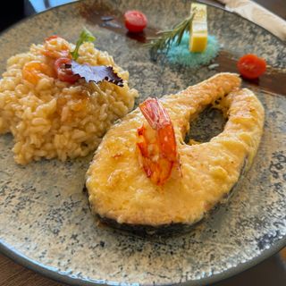 Salmão no Forno com Parmesão e Risoto de Camarão 