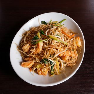 99) Spaghetti di riso con verdure e gamberi