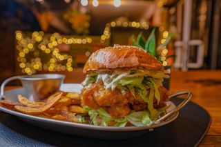 Рибен бургер с филе от треска, сос тартар и домашни пържени картофи (450г)