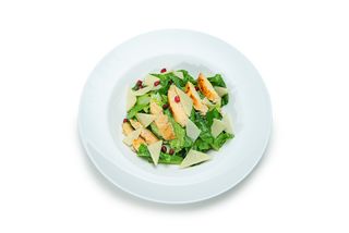 ფილირებული ქათმის მკერდის სალათი რომანოთი,
პარმეზანით, მდოგვის და თაფლის საკმაზით