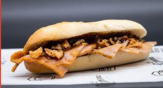 Ramoncito de kebab de pollo con barbacoa y cebolla crujiente