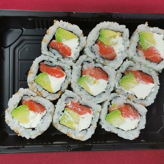 Salmón Roll, Queso Philadelphia y Aguacate