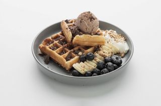 Вафли с шоколадным мороженым