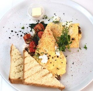 Омлет с грибами и творожным сыром