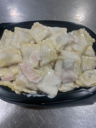 Tortellini de carne con nata