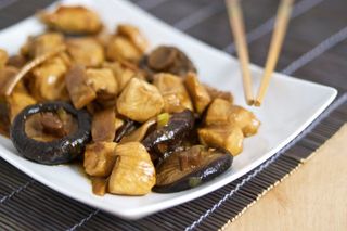 Pollo con bambù e funghi