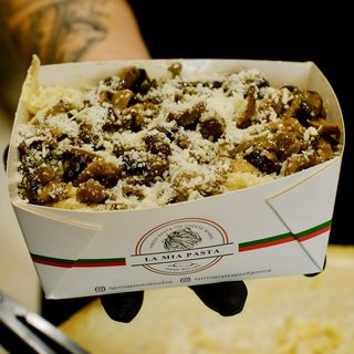 Fettuccine Alfredo i divlje pečurke sa karamelizovanim lukom 400 gr