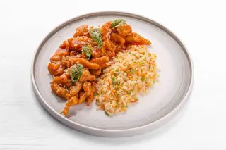 Курица ХОТ в кисло-остром соусе с жареным рисом с яйцом  (300/80гр)