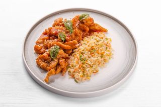 Курица ХОТ в кисло-остром соусе с жареным рисом с яйцом  (300/80гр)