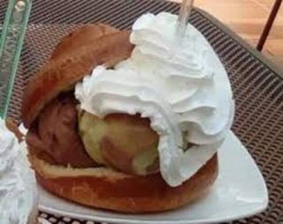 Brioches con gelato con panna
