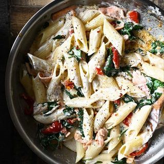 Penne z łososiem i szpinakiem