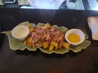 BRAVAS CON BACON Y QUESO