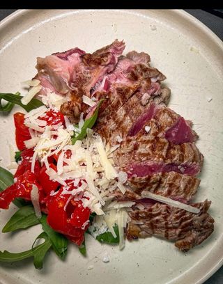 Tagliata con pomodorini, rucola e grana