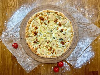 Піца з грушею та сиром дор-блю