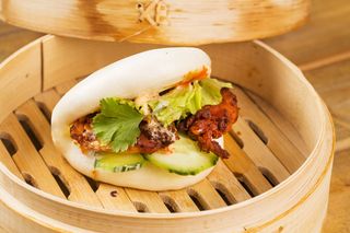 Бао с кимчи пиле (165г)