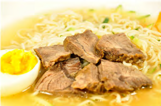 Ramen in brodo con manzo