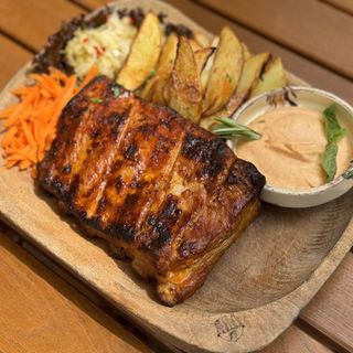 Coaste la grătar, cartofi aurii,sos de coaste.