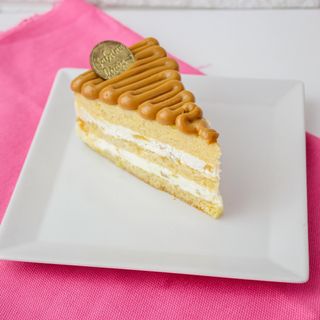 Fatia de Bolo Abacaxi com Ninho e Doce de Leite 