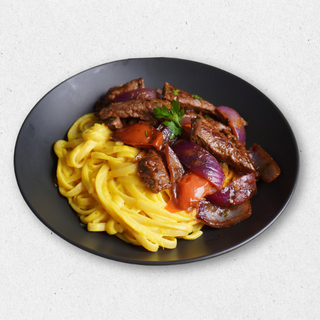 Tallarines A La Huancaína Con Lomo Salteado