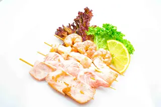 43. Spiedini di pesce misto con salsa satay alla piastra (3pz)