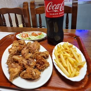 10 Piezas De Pollo + Ensalada + Patatas + Coca-Cola Sabor Original