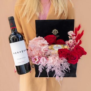 Cutie cu flori ciocolata si vin