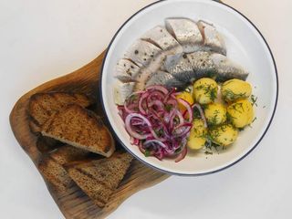 Оселедець з картоплею та маринованою цибулею (120/350г)