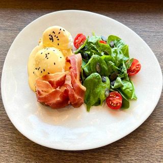 Яйця пашот з беконом 