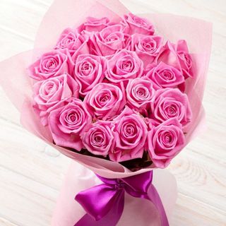 Buchet cu 17 trandafiri roz „Eleganță Roz”